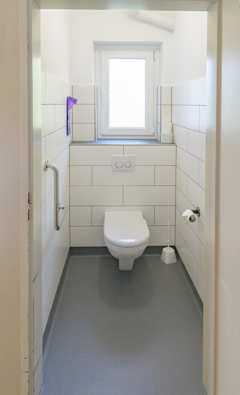 Berghof Hallau Gruppenhaus Behinderten WC