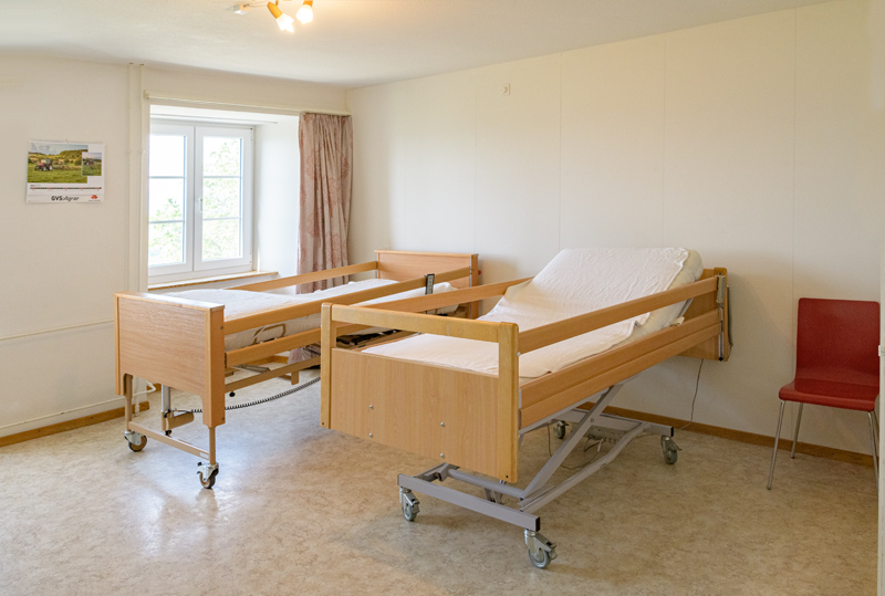 Berghof Hallau Gruppenhaus Medizin Bett